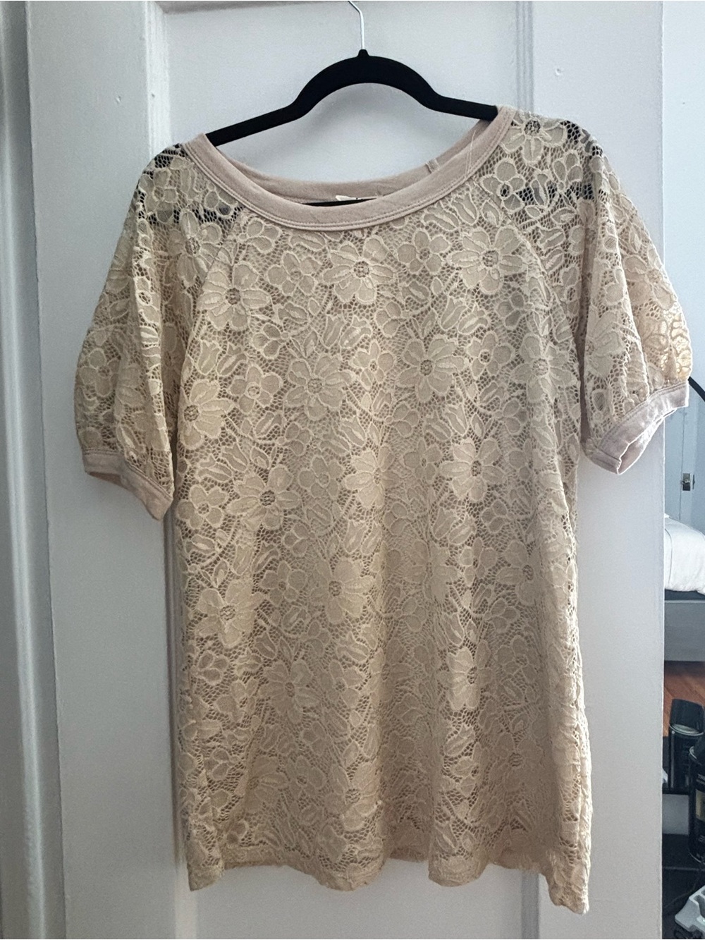 Women’s Lace Floral Short Sleeve Top in Beige- size small